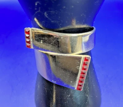 Pulsera con bisagras de metal plateado con pedrería roja Foto 1 de 4