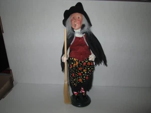 Byers Choice 2003 Halloween Witch with Broom and Jack O Lantern Apron New - Picture 1 of 2