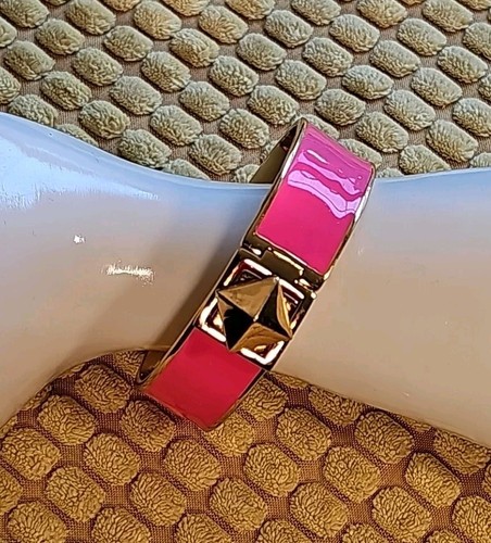 Bracciale Kate Spade lucchetto a bracciale rosa caldo con accento tono oro.