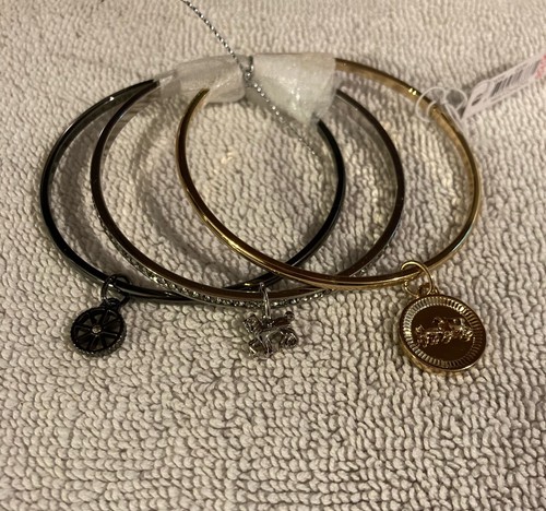 Coach Bracciale Trio con Charm e Strass Accenti Set Gioielli
