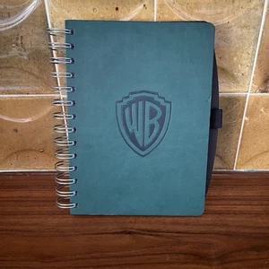 WB Warner Brothers Studio Production Notebook Employees Green 7.25"x5.75" - Foto 1 di 8