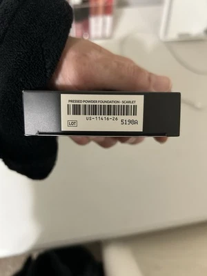 Polvo prensado en escarlata Younique para tez Foto 1 de 2