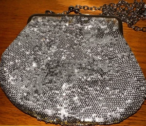 Apt. Cartera clutch o bandolera de malla 9, limpia y linda, cierre de broche, usada - Imagen 1 de 8