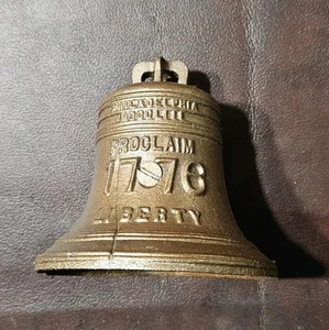 Réplica Campana de la Libertad 1776-1926 Banco de monedas de hierro fundido sesquicentenario  - Imagen 1 de 5