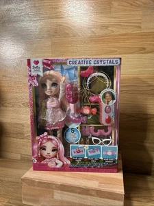 RAINBOW HIGH Creative Crystals - Bella Puppe mit rosa Haaren - Bild 1 von 6
