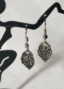 Blatt Charm Ohrringe, silberfarbenes Metall, Handarbeit - Bild 1 von 2