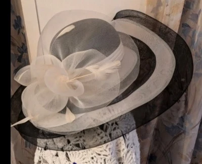 Vintage Chic Navy/White Wide Brim Derby Church Wedding Sun Dress Hat Mint Cond - Image 1 of 4