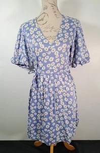 INFLUENCE Minikleid Gänseblümchenmuster blau weiß Wickeloptik vorne halbarm neu mit Etikett UK 12 - Bild 1 von 20