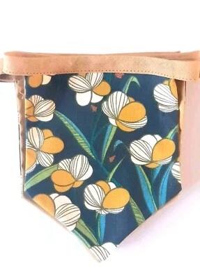 HECHO A MANO - Mostaza Azul - Tema Floral - Banderas Midi Punta de Lanza (7)  Foto 1 de 4