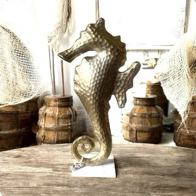 "Estatua náutica de caballito de mar de latón dorado martillado decoración de playa 22"" de alto x 12"" de ancho" Foto 1 de 4