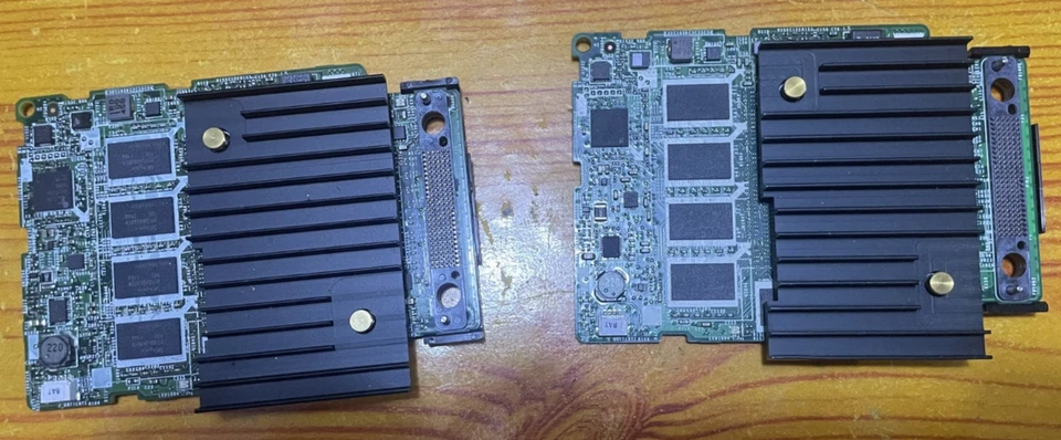 LOTE DE 2 | Controlador RAID Dell PowerEdge XD2 Mini H730p 2G Dell P/N: 07XTY8 Foto 1 de 4