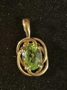 Exquisite 10k Yellow Gold Green Peridot Pendant. Stamped 10k - Picture 1 of 8