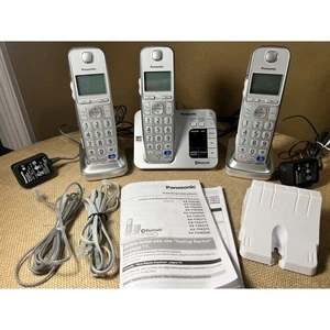 Sistema telefónico inalámbrico Panasonic KX-TGE260 -3 teléfonos- con contestador automático - Imagen 1 de 12
