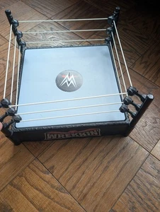 WWE WWF MATTEL Wrekkin Wrestling Ring Spring Loaded 2010 mit Decals Spielfigur - Bild 1 von 3