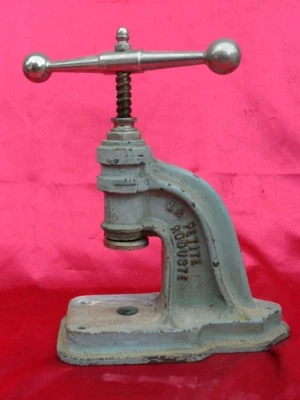 outil ancien emporte pièce cuir , presse de gantier cordonnier LA PETITE ROBUSTE - Photo 1/4