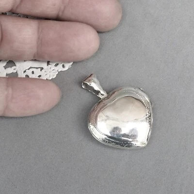 Pingente medalhão prata esterlina coração inchado lembrança gravado 1 3/4" - Imagem 1 de 4