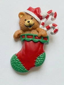 Hallmark Vintage 1985 Holiday Pin WEIHNACHTSBÄR im Strumpf mit Zuckerstangen - Bild 1 von 3