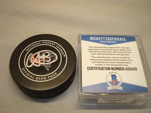 Disco oficial de hockey Beckett chaquetas azules firmadas Cam Atkinson BAJO CERTIFICADO DE AUTENTICIDAD 1B - Imagen 1 de 4