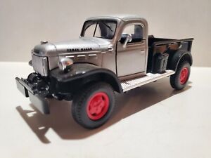 2000 Signature 1946 Dodge Power Wagon Pick-Up 1:32 Scale Diecast Model Silver