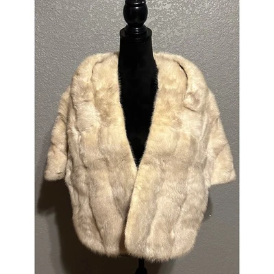 Chaqueta envolvente Berger Furs para mujer beige manga corta piel real capelet estola ópera Foto 1 de 4