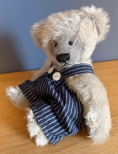 Künstler Sammler Teddy Bär in Grau, mit blau-weiß gestreifter Hose - Bild 1 von 4