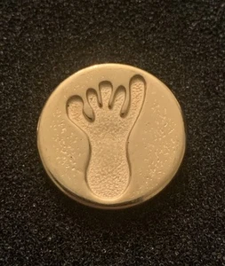 Vintage Abstract Foot Etched Gold Tone Metal Sewing Button Feet Toes - Picture 1 of 3