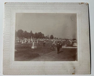 c. 1900 4 HOMBRES en Gran CEMENTERIO Gabinete Tarjeta Foto Funeral Lápidas - Imagen 1 de 9