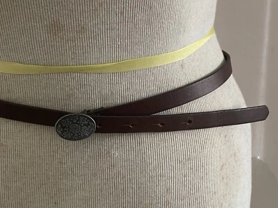 Cinturón Mossimo Supply Cuero Marrón con Hebilla Floral Tono Plateado Hecho en India-M Foto 1 de 4