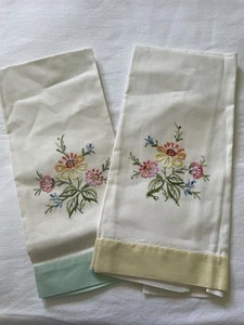 Vintage Paar (2) handbestickte Leinen Blumen Geschirrtücher - Bild 1 von 4
