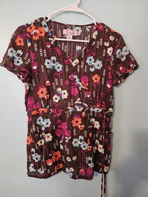 Blusa esfoliante Koi marca flores coloridas brilhantes em tecido marrom leve - tamanho M - Imagem 1 de 4