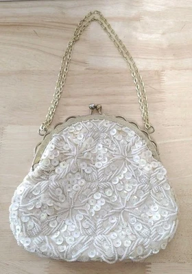Bolso sin asas vintage de lentejuelas color crema con cuentas de los años 50 hecho en Hong Kong Foto 1 de 4