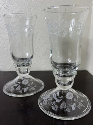 2 candelabros votivos vintage de vidrio grabado colibrí flores 7" Foto 1 de 4