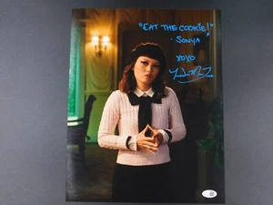 Foto autografiada firmada por Hana Mae Lee de 11x14 The Babysitter Netflix Sonya certificado de autenticidad JSA - Imagen 1 de 2