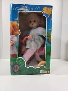 Vintage Shirley on the Ride Plüsch Stofftier Puppe mit Musik Dreirad Neu im Karton - Bild 1 von 13