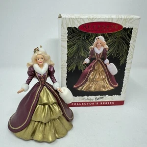 Cappello e manicotto pelliccia Hallmark 1996 Keepsake Holiday Barbie Ornament Series #4 IOB - Foto 1 di 12