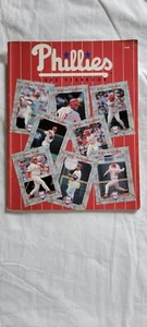 Darren Daulton + 9 Otros Firmado 1993 Anuario de los Filis y Anuario 1980 - Imagen 1 de 13