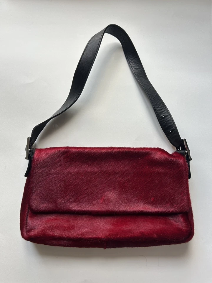Baguette de hombro de cuero y pelo de becerro rojo cereza con herrajes plateados Foto 1 de 4