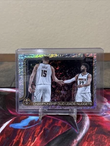 2025-26 Topps Basketball #286 Championship Duo Leads Nuggets Holo Foil Jokic - Photo 1/1