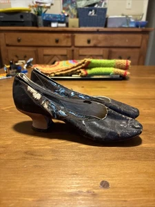 Temple Store Louisville vecchie scarpe antiche tacco pelle marrone con fiori blu - Foto 1 di 6