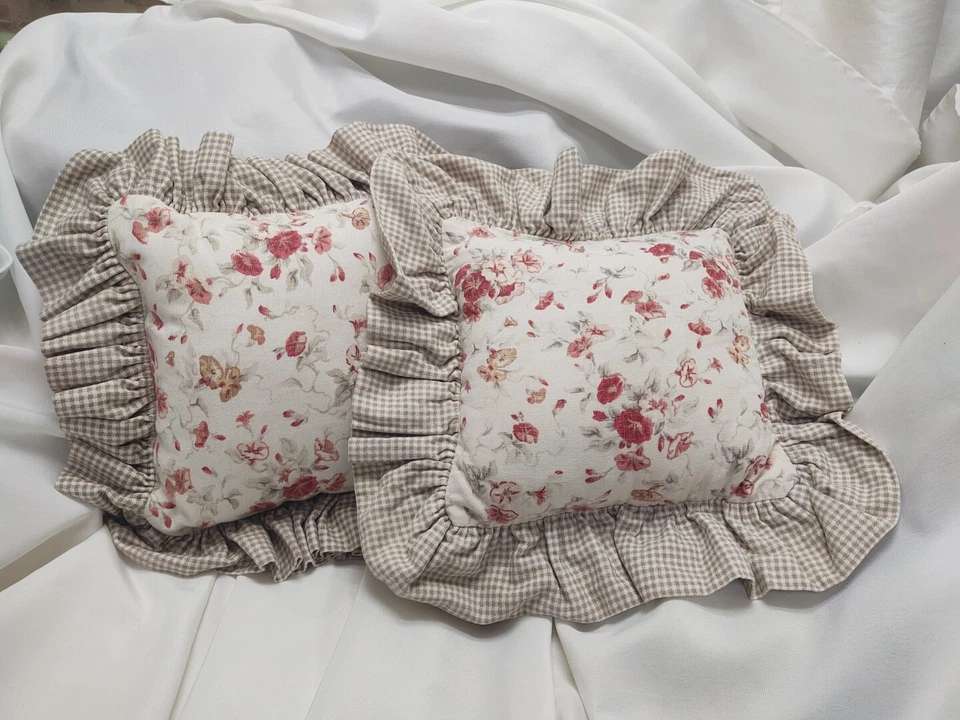 Waverly Morning Glory цветочные и бежевые подушки цвета слоновой кости с оборками 13 x 13 дюймов - Изображение 1 из 4