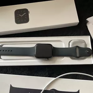 Apple Watch Series 6 44mm Space Grau Aluminiumgehäuse mit Schwarz Sportarmband - Bild 1 von 8