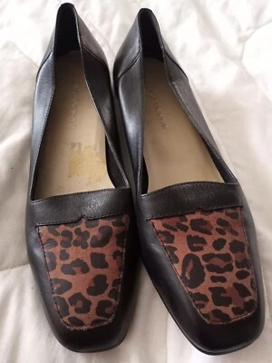 Enzo Angiolini Liberty 皮革平底鞋 8-1/2 M 黑色/动物印花经典一脚蹬 — 第 1/4 张图片