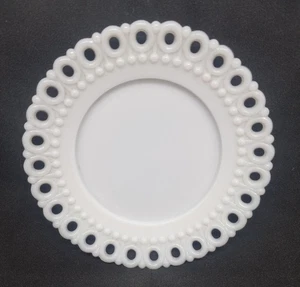 Plato pequeño de vidrio de leche blanco vintage - 5,5 pulgadas de ancho - Imagen 1 de 2