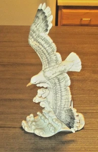 Pájaro gaviota vintage montando las olas 10 pulgadas de alto hecho en Japón - Imagen 1 de 7