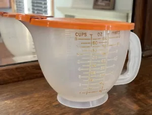 TUPPERWARE Vintage 1970's Mix N Store 8 Cup Measuring Batter Bowl With Lid - Picture 1 of 4