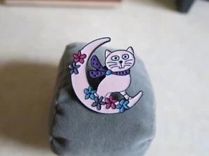rosa emaillierte Katze in der Mondbrosche...NEU! - Bild 1 von 2