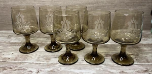 JUEGO DE 4 COPAS DE VINO VINTAGE PFALTZGRAFF VILLAGE MARRÓN AHUMADO GRABADO 5 1/4" 6 OZ - Imagen 1 de 10