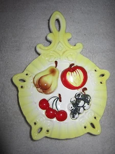 VINTAGE LEFTON'S WANDBEHANG VASE GELB MIT BIRNE, APFEL, KIRSCHEN, TRAUBEN - Bild 1 von 4