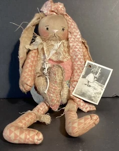 Original ‘Julie’s Vintage Critters’ Signed Primitive Bunny Doll With Heart/Bell - Picture 1 of 11