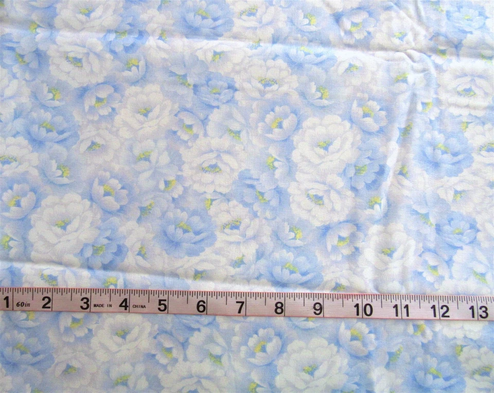 Tela de algodón 100 % 1 yarda "Bristol" de Fabri-Quilt flores azules y blancas Foto 1 de 1